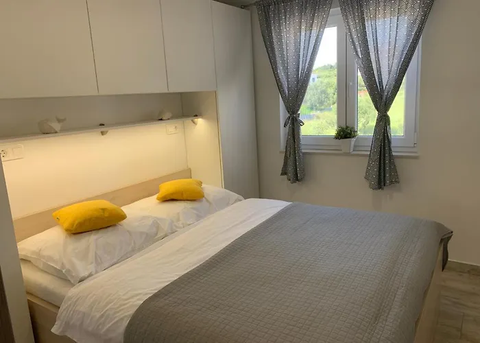 Lucie Biograd Na Moru