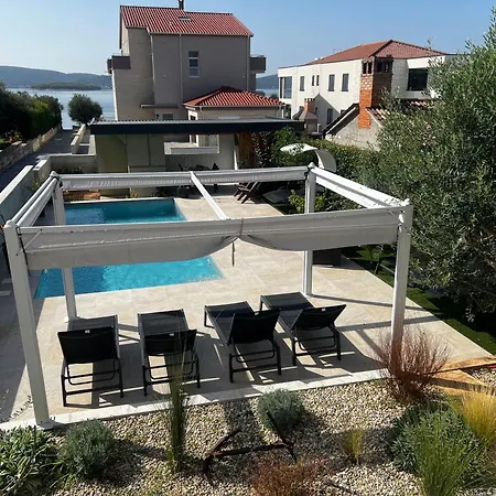 Lucie Biograd Na Moru