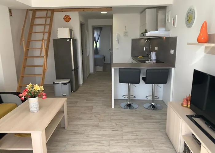 Lucie Biograd Na Moru